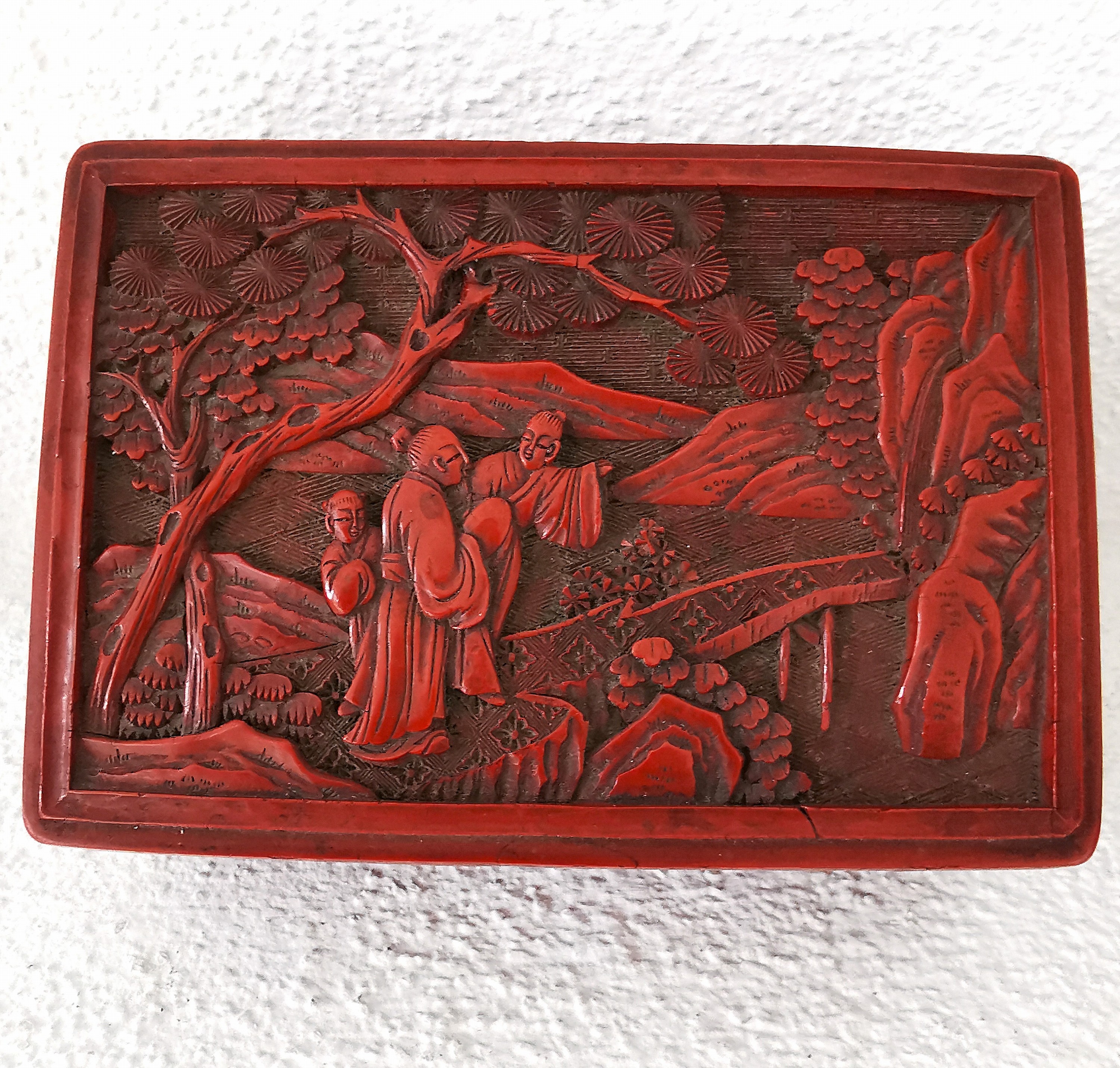 Detail d: Rotlackdose, China, Quing-Dynastie bzw. um 1900, Holzkorpus, Rotlack umlaufend geschnitzt z.T. Fledermausmotive als Glückssymbolik, Deckel mit ...