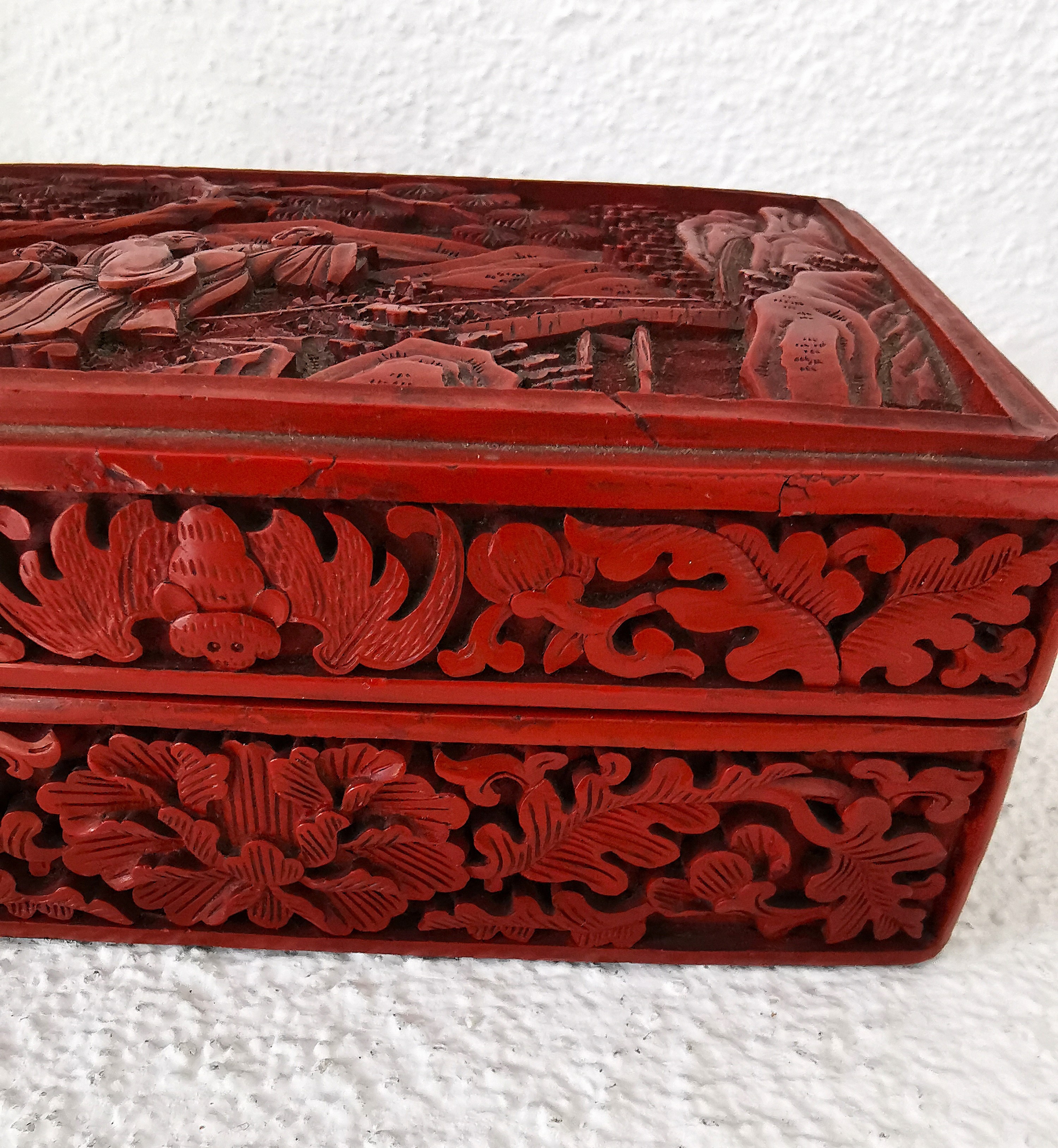 Detail e: Rotlackdose, China, Quing-Dynastie bzw. um 1900, Holzkorpus, Rotlack umlaufend geschnitzt z.T. Fledermausmotive als Glückssymbolik, Deckel mit ...