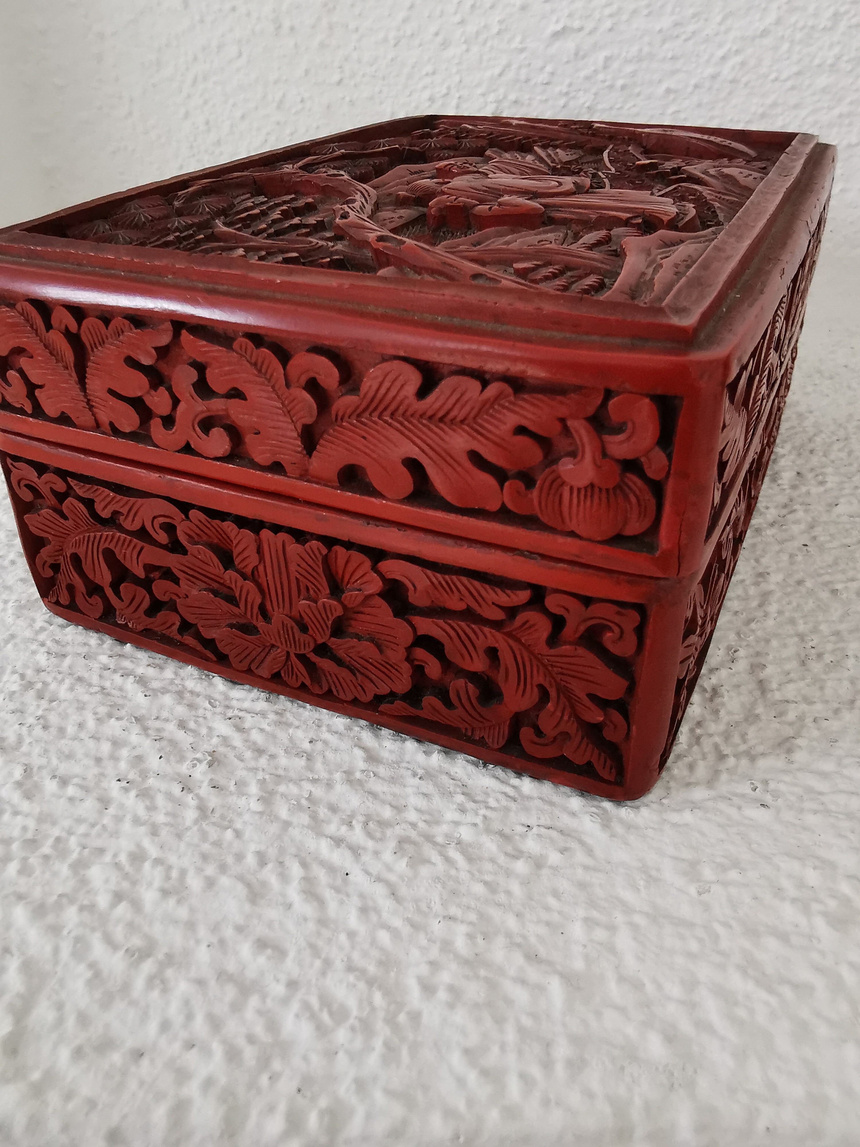 Detail f: Rotlackdose, China, Quing-Dynastie bzw. um 1900, Holzkorpus, Rotlack umlaufend geschnitzt z.T. Fledermausmotive als Glückssymbolik, Deckel mit ...