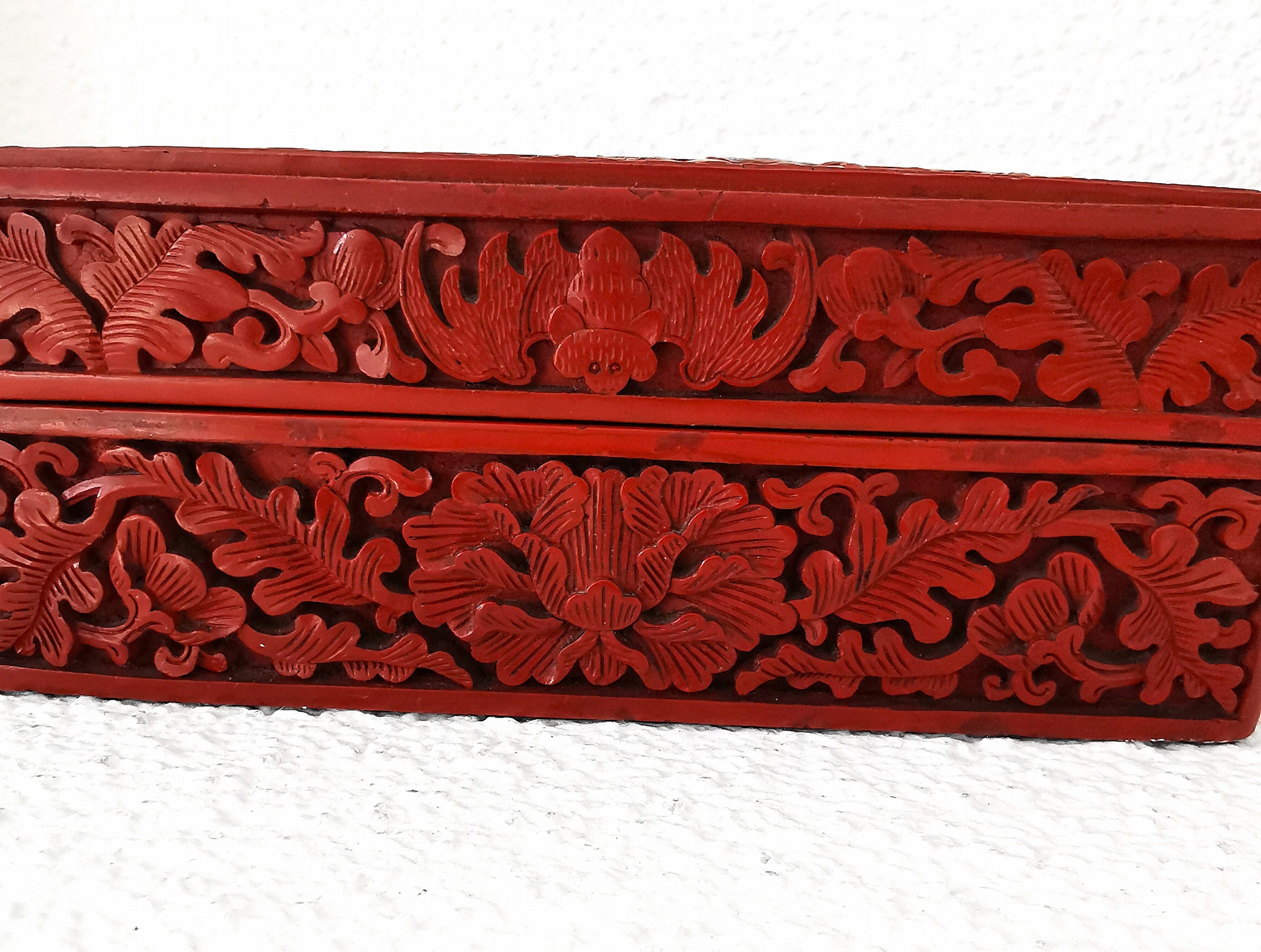 Detail g: Rotlackdose, China, Quing-Dynastie bzw. um 1900, Holzkorpus, Rotlack umlaufend geschnitzt z.T. Fledermausmotive als Glückssymbolik, Deckel mit ...