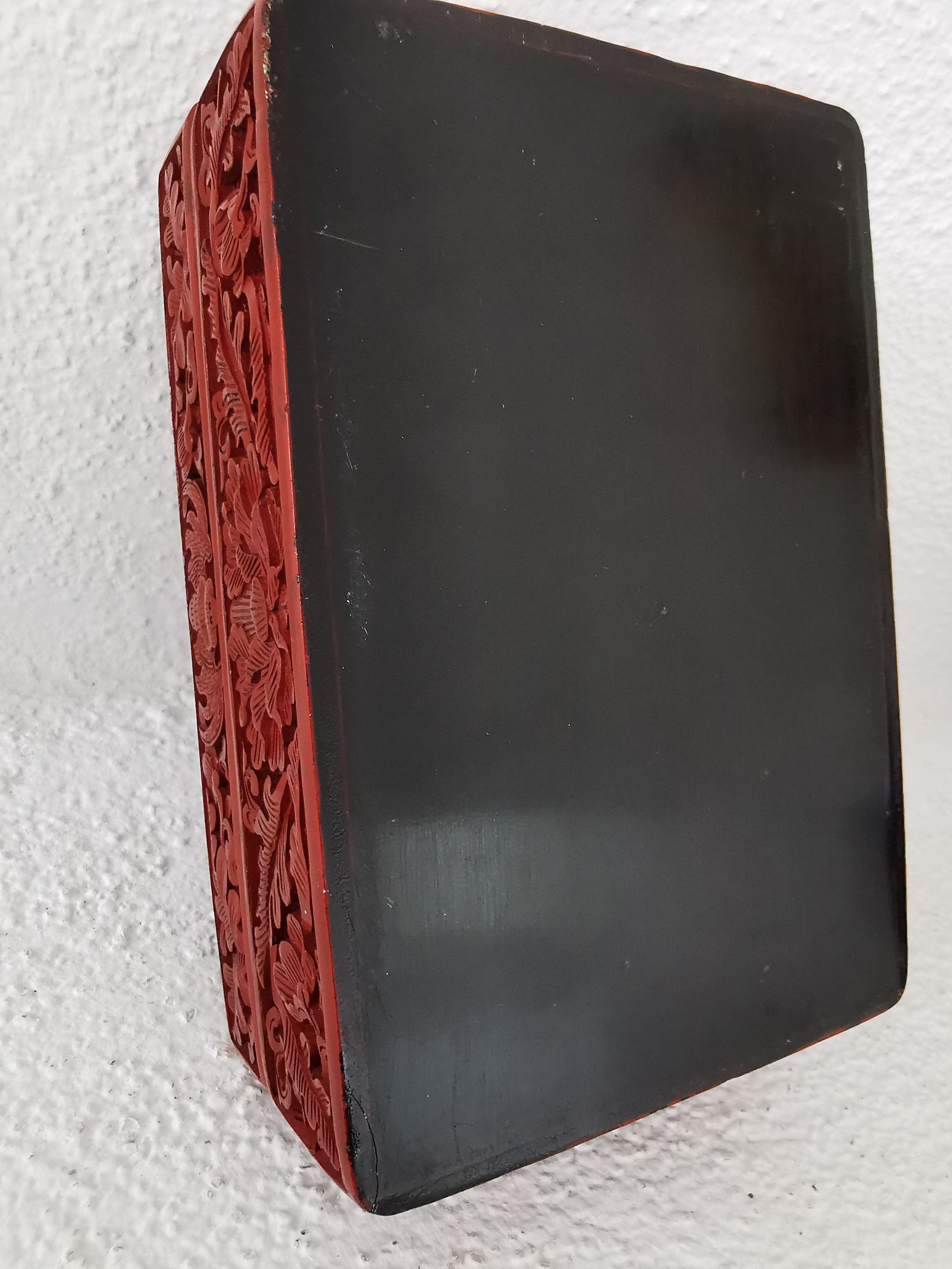 Detail i: Rotlackdose, China, Quing-Dynastie bzw. um 1900, Holzkorpus, Rotlack umlaufend geschnitzt z.T. Fledermausmotive als Glückssymbolik, Deckel mit ...