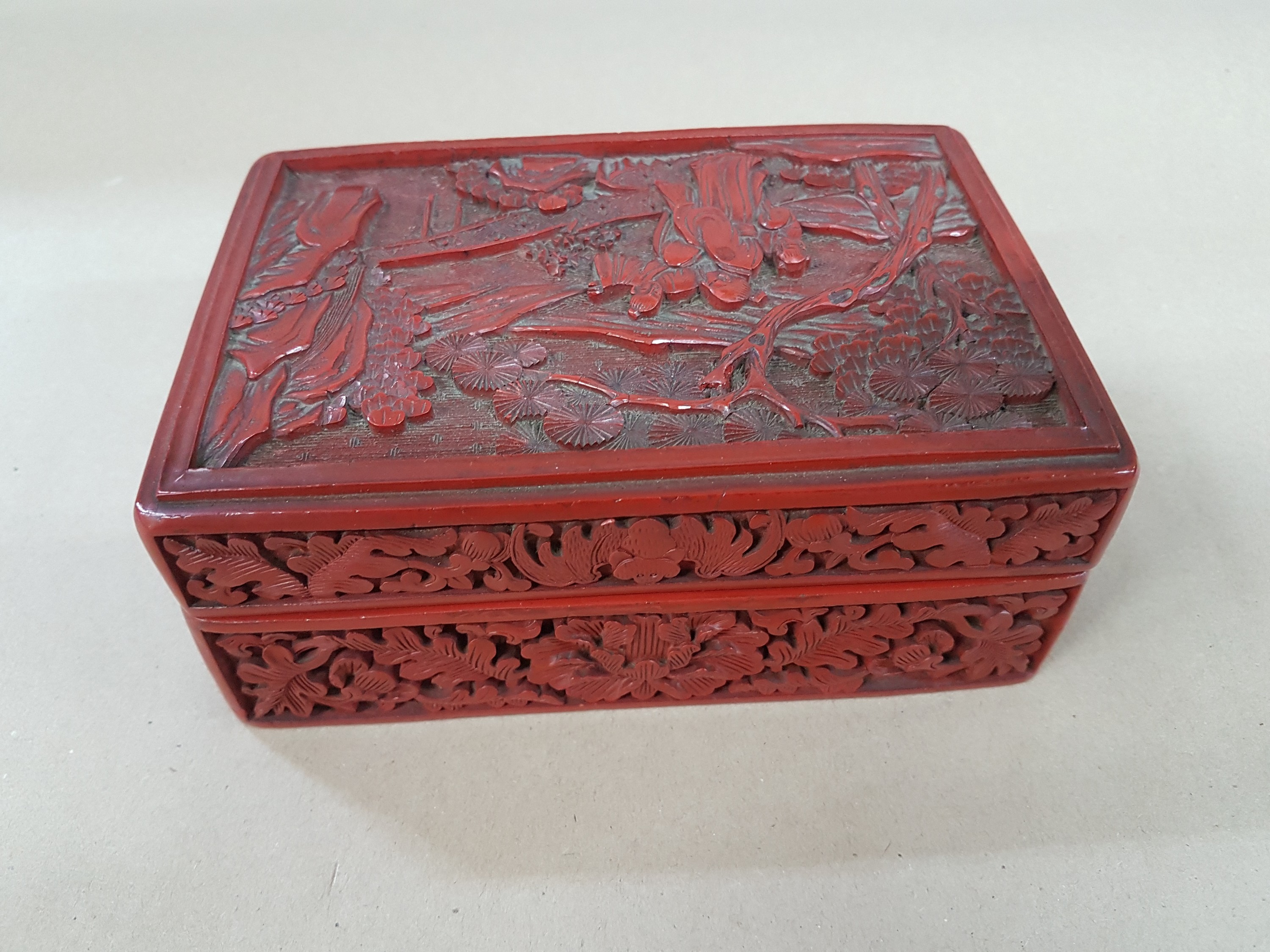 Detail m: Rotlackdose, China, Quing-Dynastie bzw. um 1900, Holzkorpus, Rotlack umlaufend geschnitzt z.T. Fledermausmotive als Glückssymbolik, Deckel mit ...