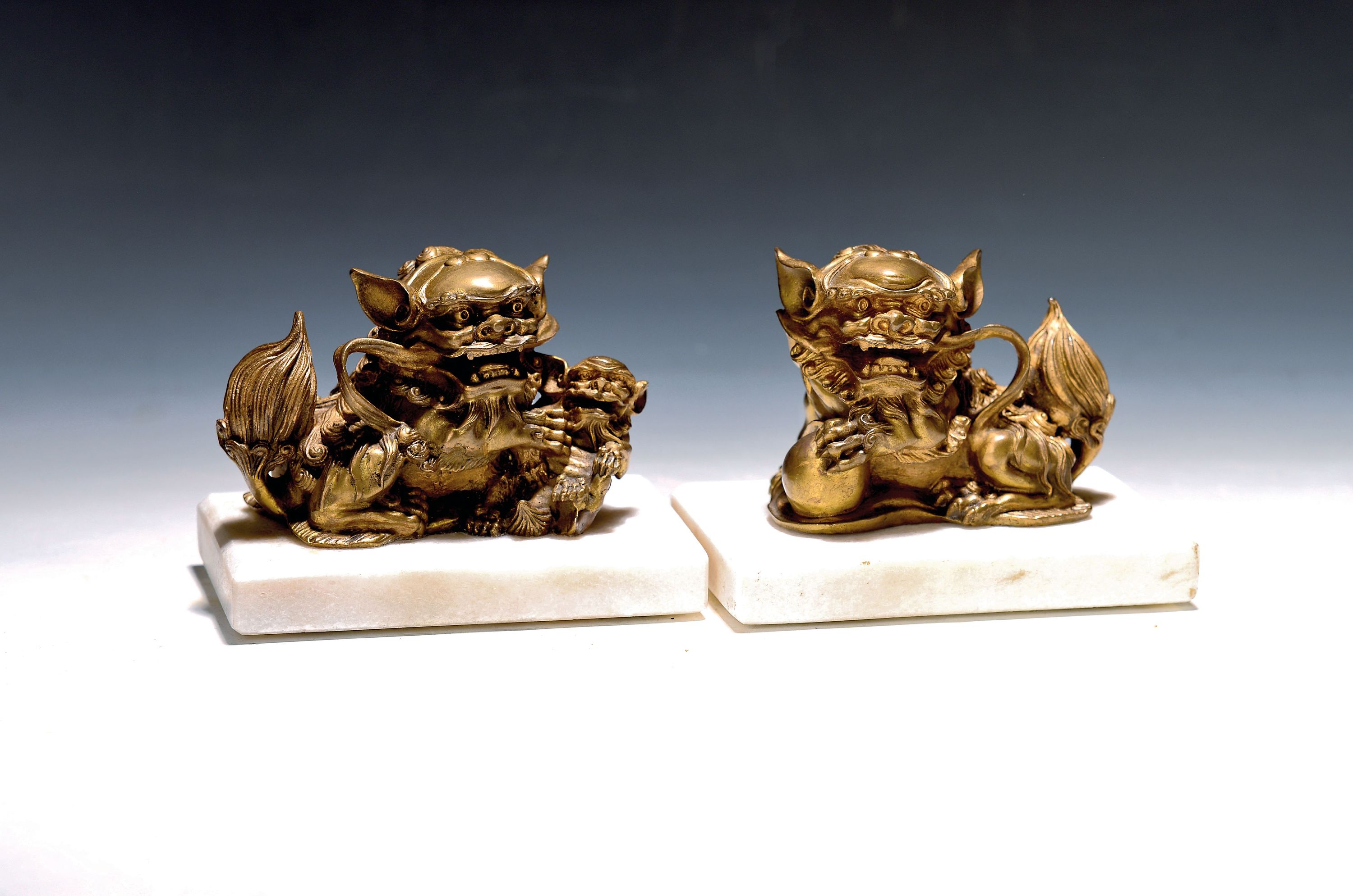 Image 27116163 - Paar Foohunde bzw. Wächterlöwen, China, 20.Jh., Bronze, variierende Darstellungen, ...