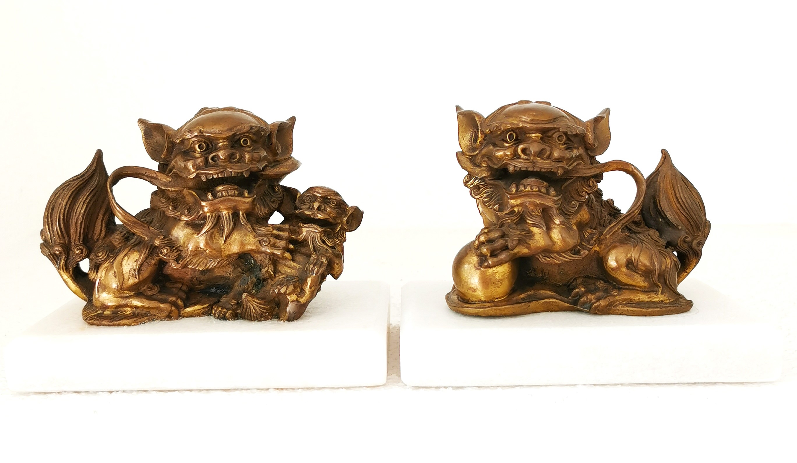 Detail a: Paar Foohunde bzw. Wächterlöwen, China, 20.Jh., Bronze, variierende Darstellungen, sekundär auf Alabasterplinthen montiert, 7 ,5x10x7 cm