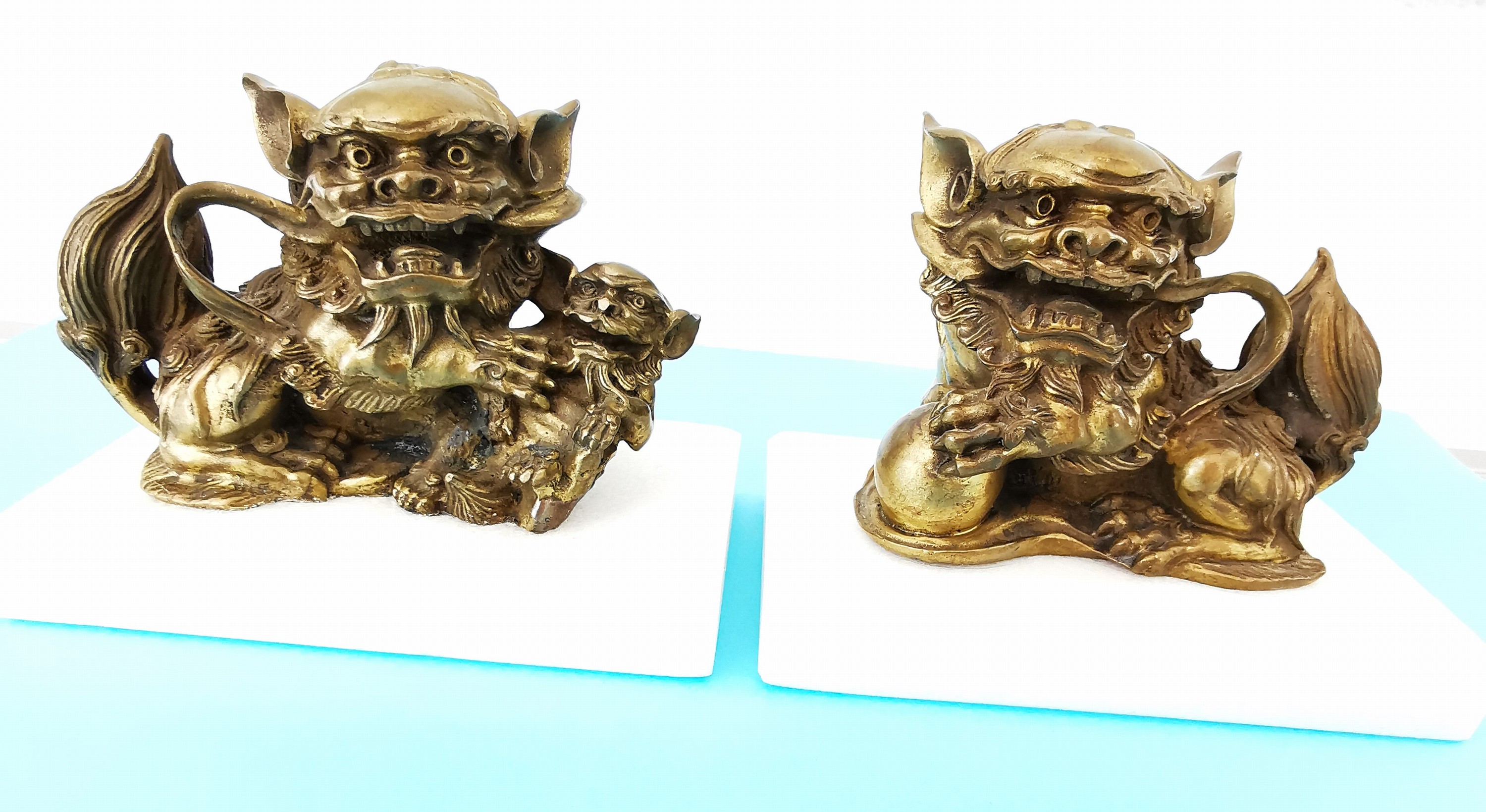 Detail b: Paar Foohunde bzw. Wächterlöwen, China, 20.Jh., Bronze, variierende Darstellungen, sekundär auf Alabasterplinthen montiert, 7 ,5x10x7 cm