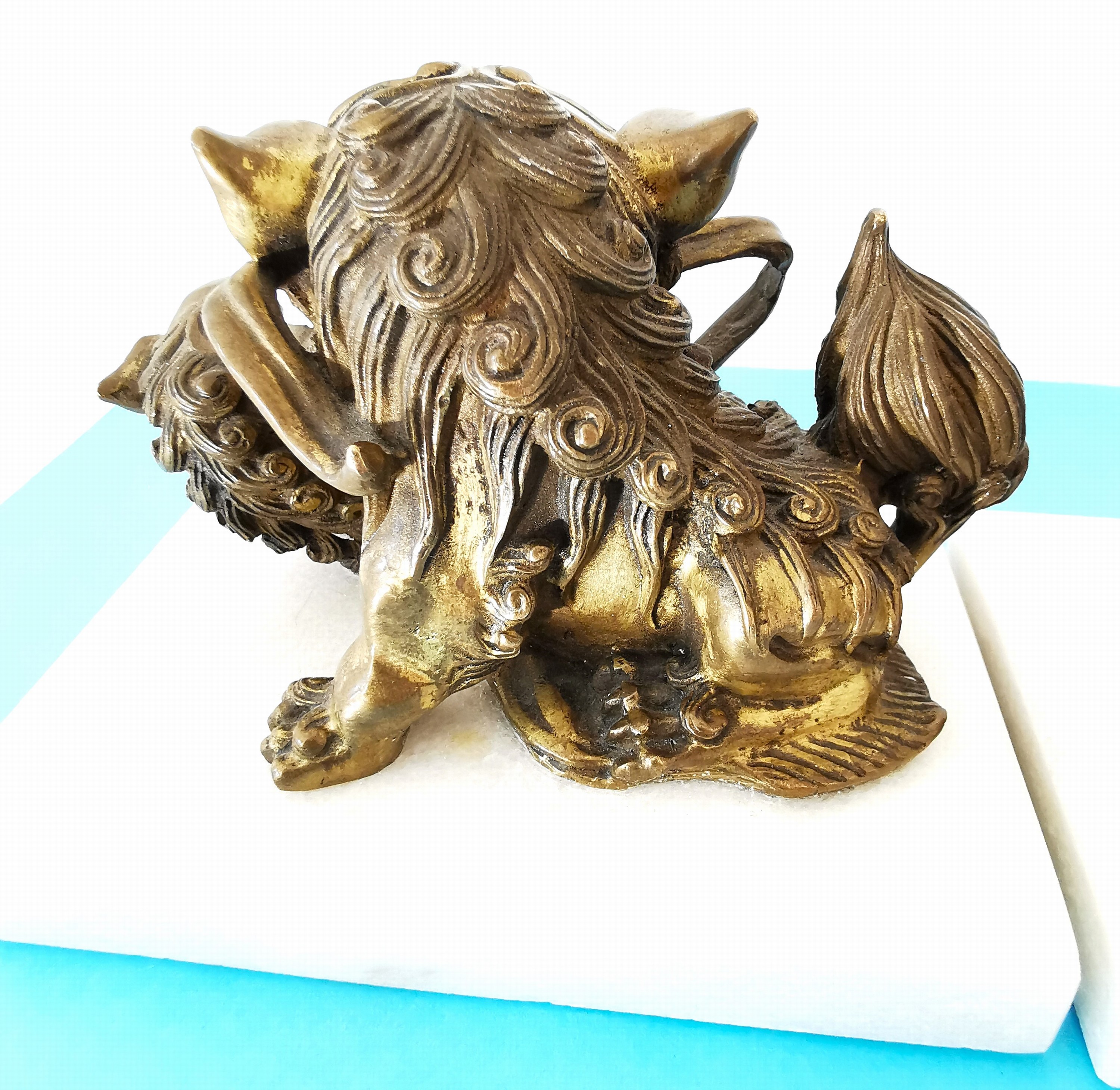 Detail d: Paar Foohunde bzw. Wächterlöwen, China, 20.Jh., Bronze, variierende Darstellungen, sekundär auf Alabasterplinthen montiert, 7 ,5x10x7 cm