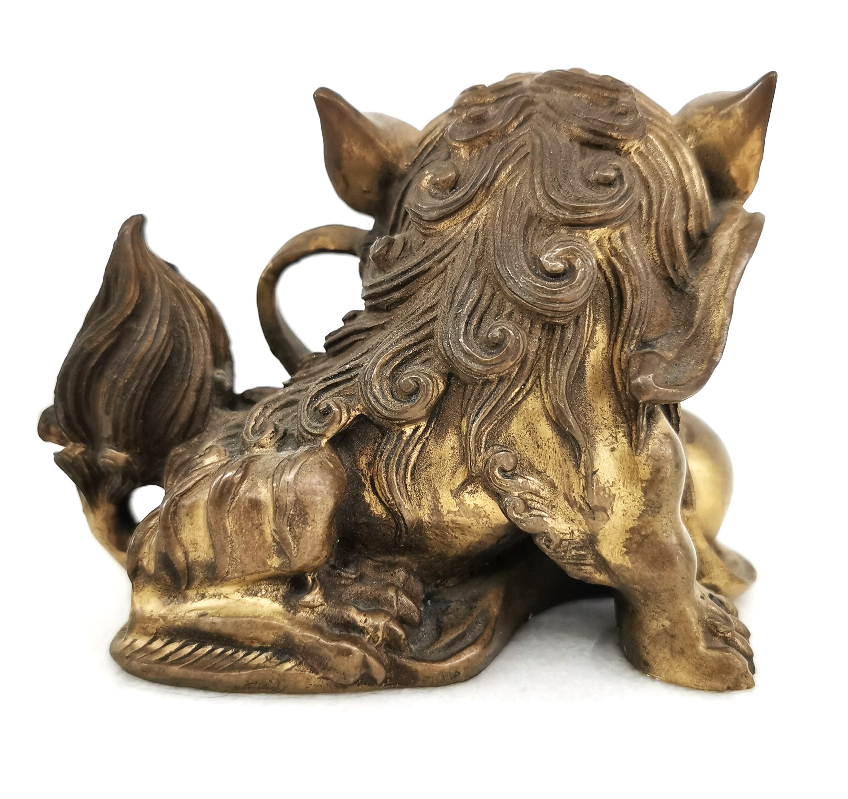Detail f: Paar Foohunde bzw. Wächterlöwen, China, 20.Jh., Bronze, variierende Darstellungen, sekundär auf Alabasterplinthen montiert, 7 ,5x10x7 cm