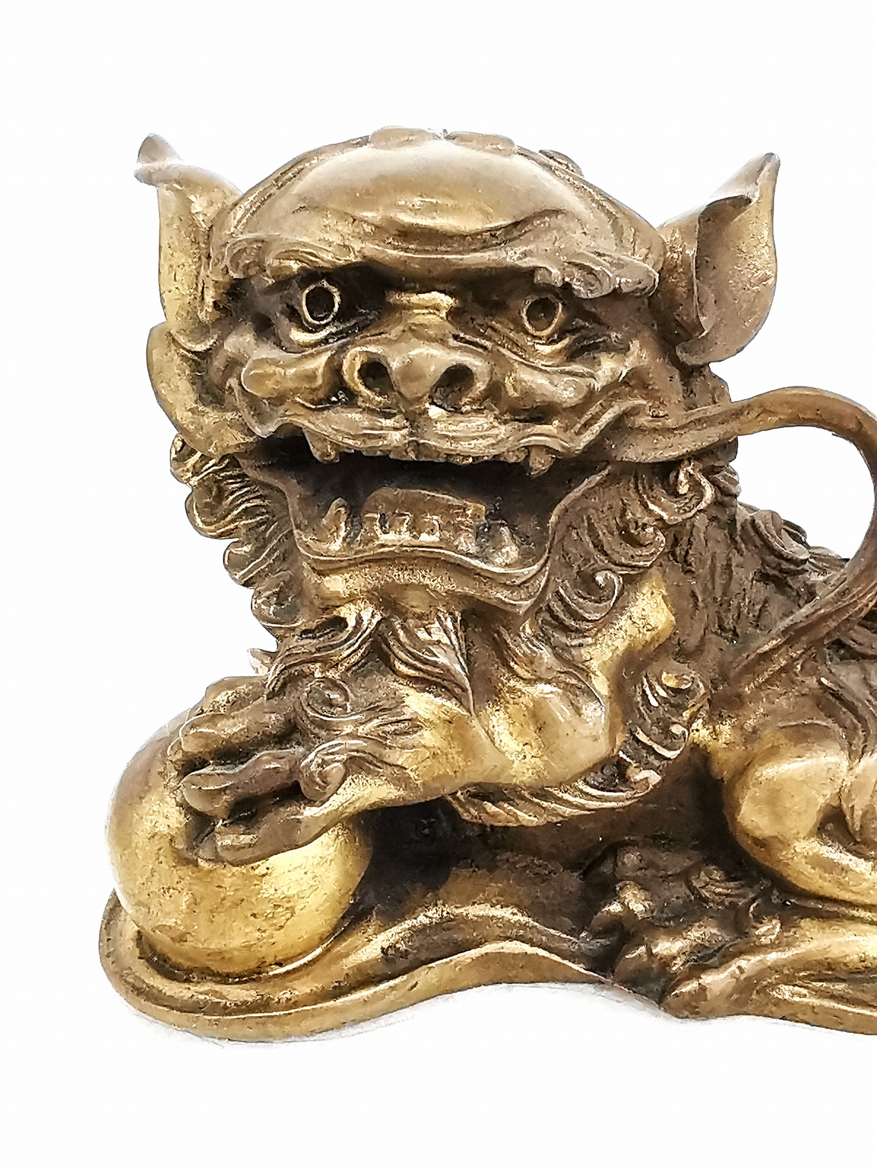 Detail g: Paar Foohunde bzw. Wächterlöwen, China, 20.Jh., Bronze, variierende Darstellungen, sekundär auf Alabasterplinthen montiert, 7 ,5x10x7 cm