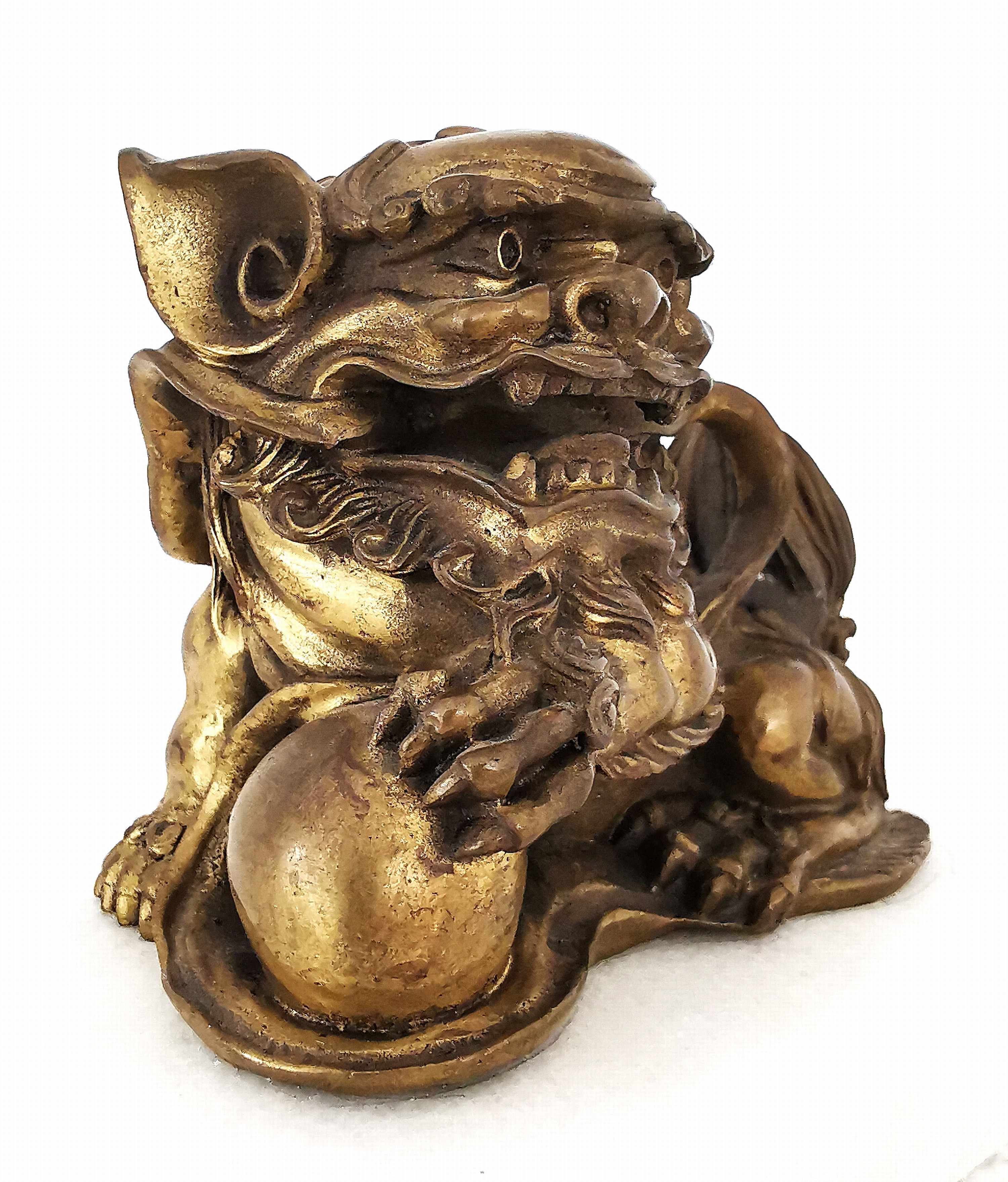 Detail h: Paar Foohunde bzw. Wächterlöwen, China, 20.Jh., Bronze, variierende Darstellungen, sekundär auf Alabasterplinthen montiert, 7 ,5x10x7 cm