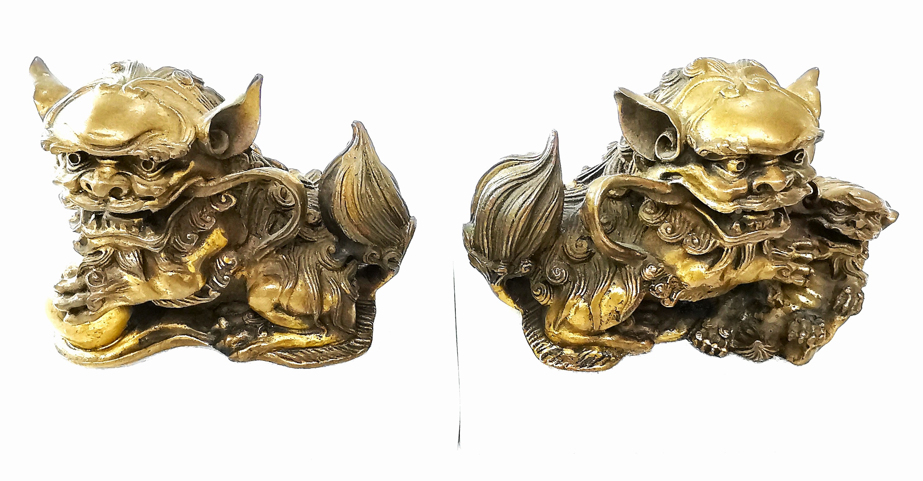 Detail i: Paar Foohunde bzw. Wächterlöwen, China, 20.Jh., Bronze, variierende Darstellungen, sekundär auf Alabasterplinthen montiert, 7 ,5x10x7 cm