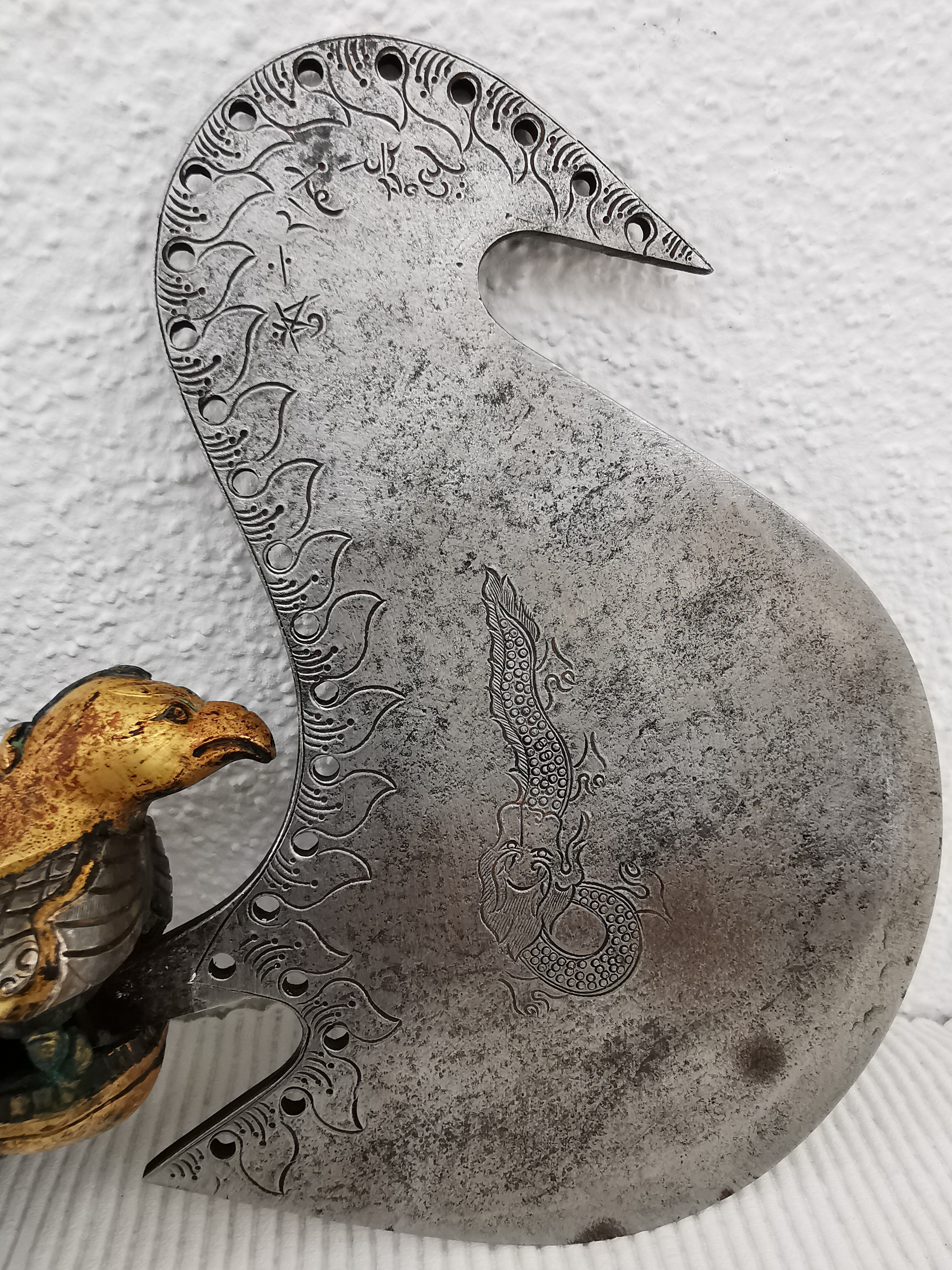 Detail a: Ritualdolch sog. Kartika, Tibet/Nepal, 19.Jh. , gelochte Eisenklinge, mit Flammen- und Drachenmotiv graviert und bezeichnet, massiver Griff aus ...
