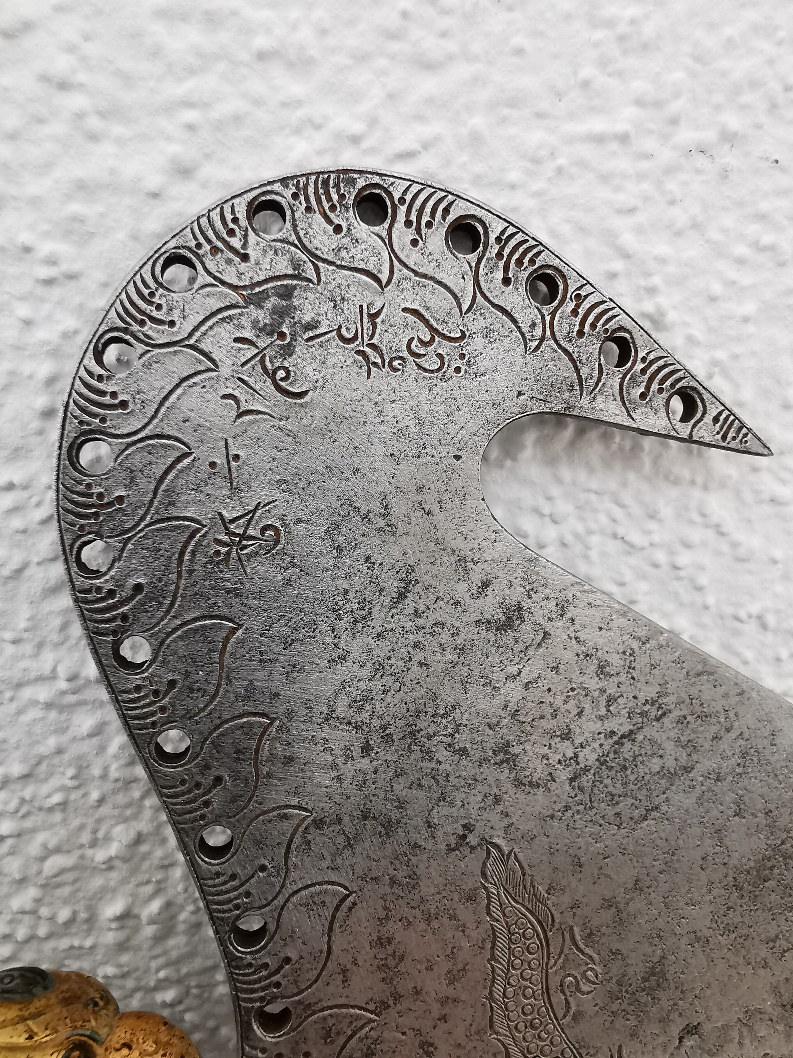 Detail b: Ritualdolch sog. Kartika, Tibet/Nepal, 19.Jh. , gelochte Eisenklinge, mit Flammen- und Drachenmotiv graviert und bezeichnet, massiver Griff aus ...