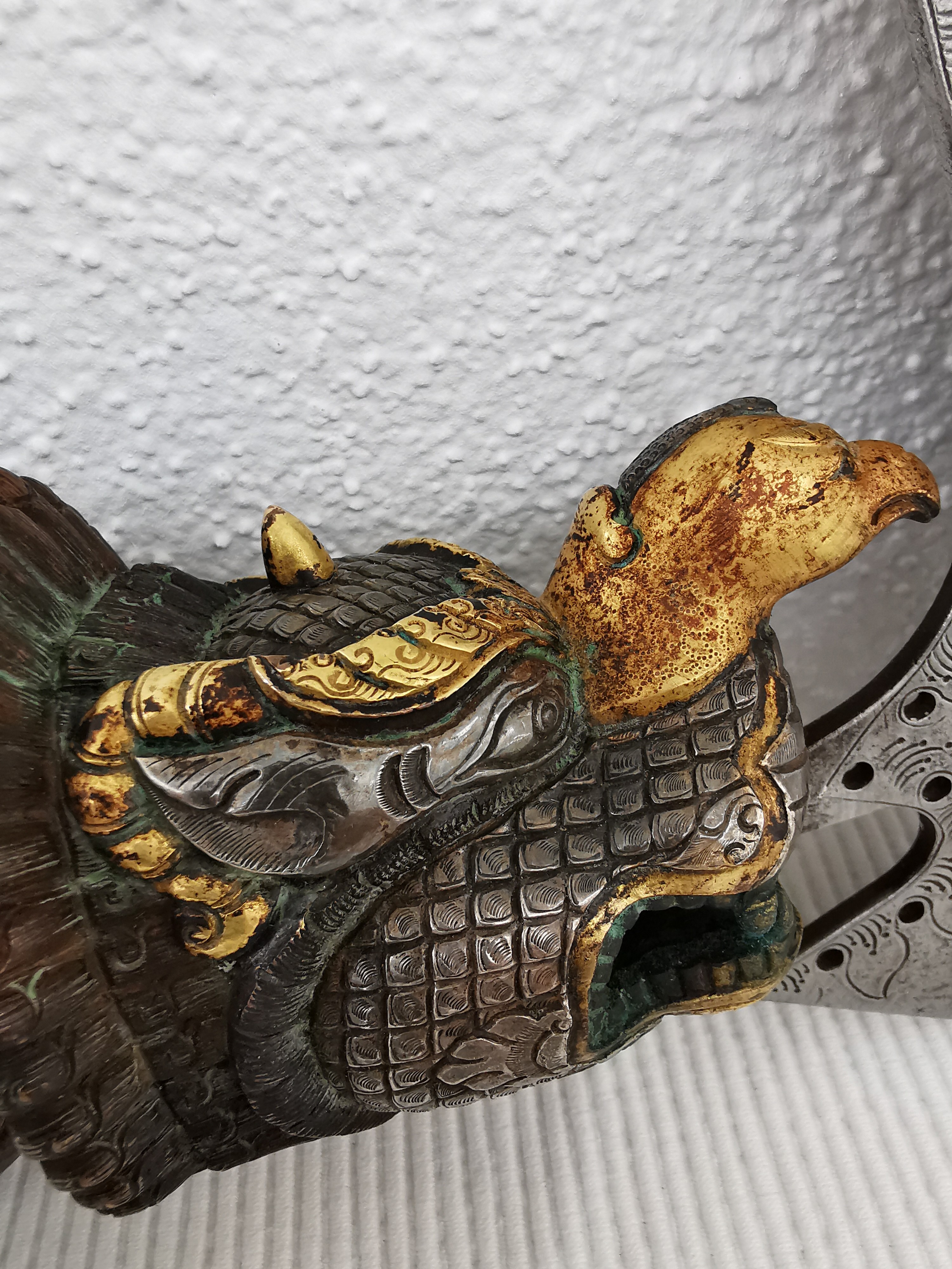 Detail c: Ritualdolch sog. Kartika, Tibet/Nepal, 19.Jh. , gelochte Eisenklinge, mit Flammen- und Drachenmotiv graviert und bezeichnet, massiver Griff aus ...