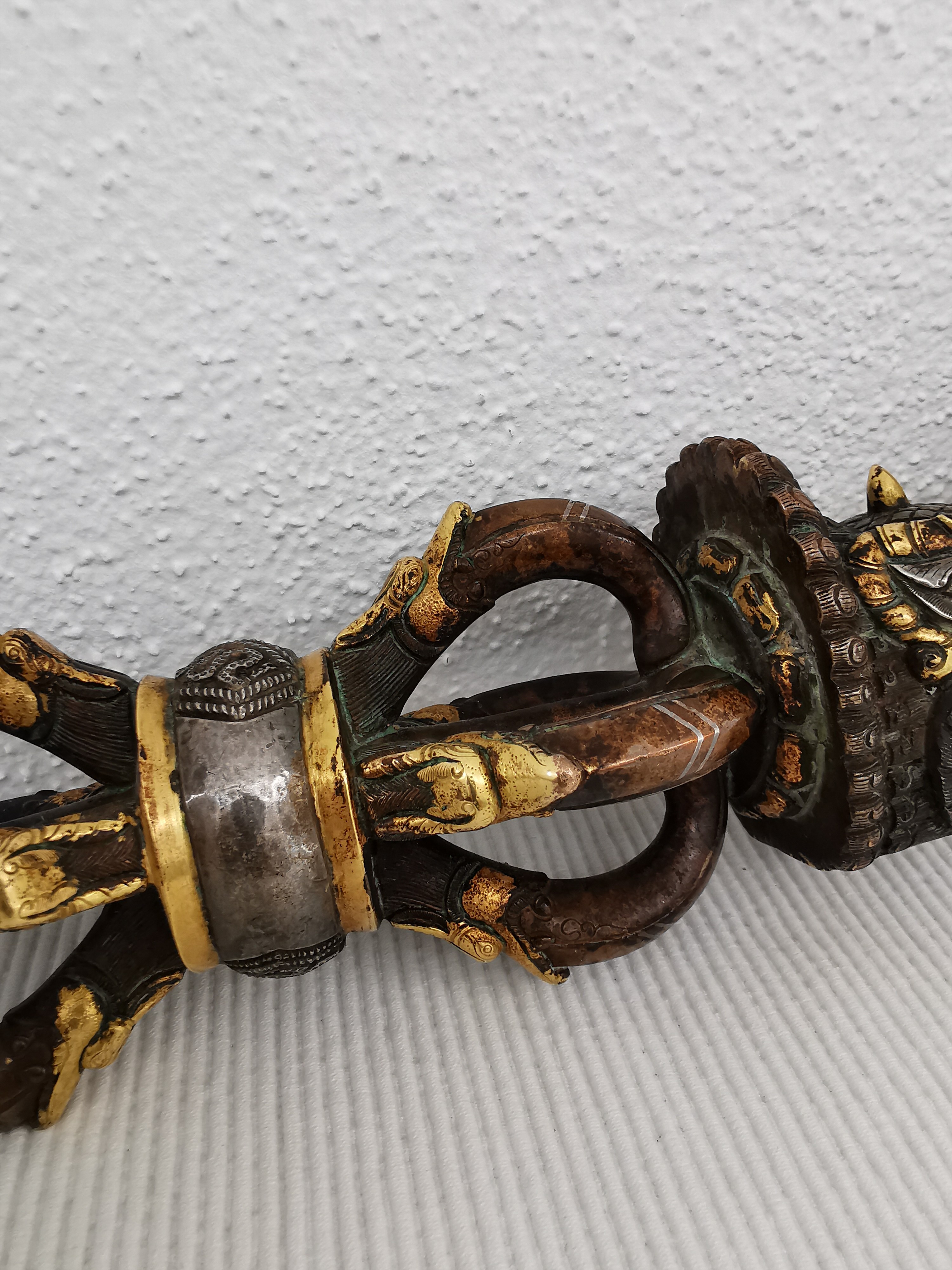 Detail d: Ritualdolch sog. Kartika, Tibet/Nepal, 19.Jh. , gelochte Eisenklinge, mit Flammen- und Drachenmotiv graviert und bezeichnet, massiver Griff aus ...