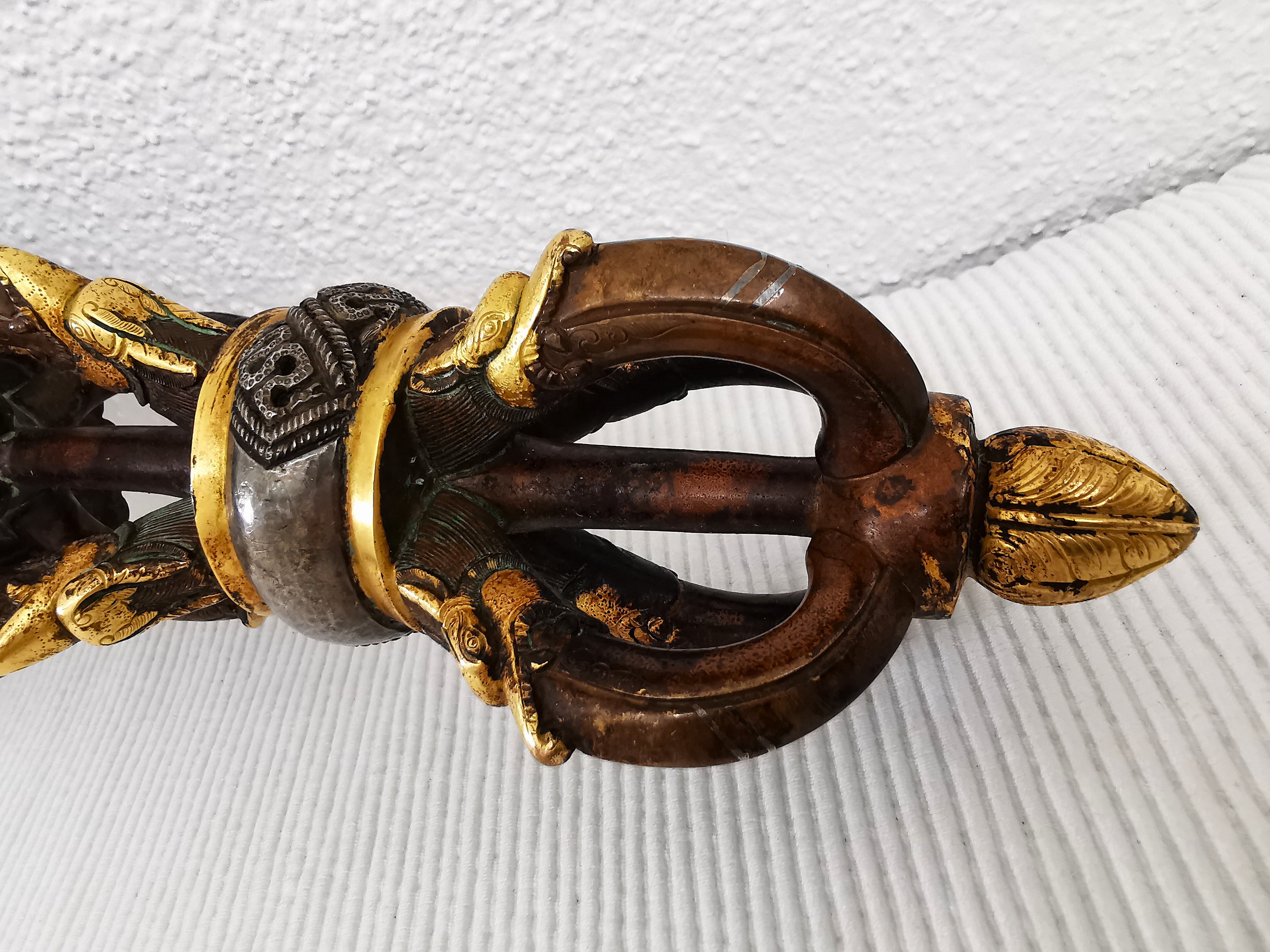 Detail f: Ritualdolch sog. Kartika, Tibet/Nepal, 19.Jh. , gelochte Eisenklinge, mit Flammen- und Drachenmotiv graviert und bezeichnet, massiver Griff aus ...