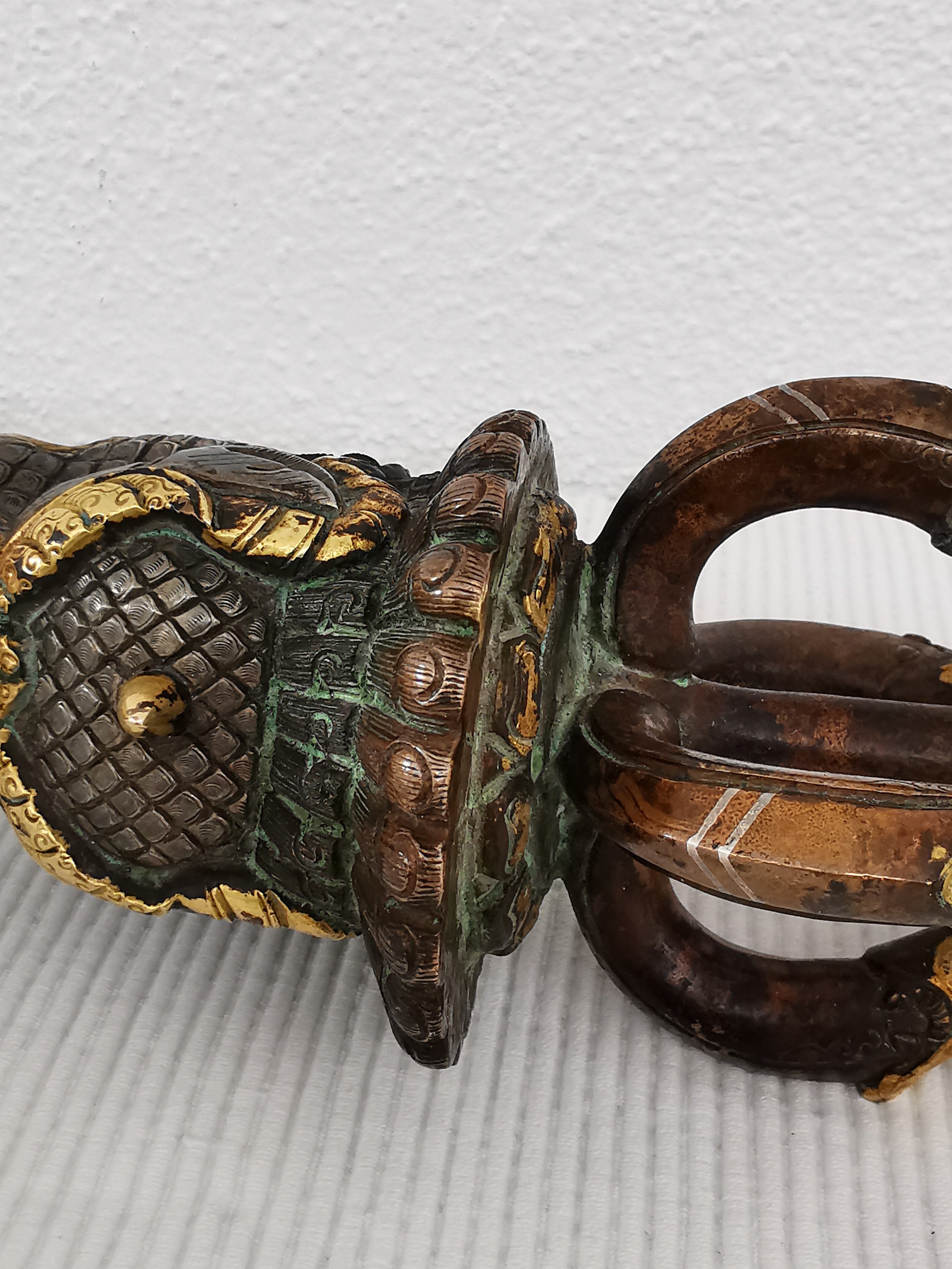 Detail g: Ritualdolch sog. Kartika, Tibet/Nepal, 19.Jh. , gelochte Eisenklinge, mit Flammen- und Drachenmotiv graviert und bezeichnet, massiver Griff aus ...