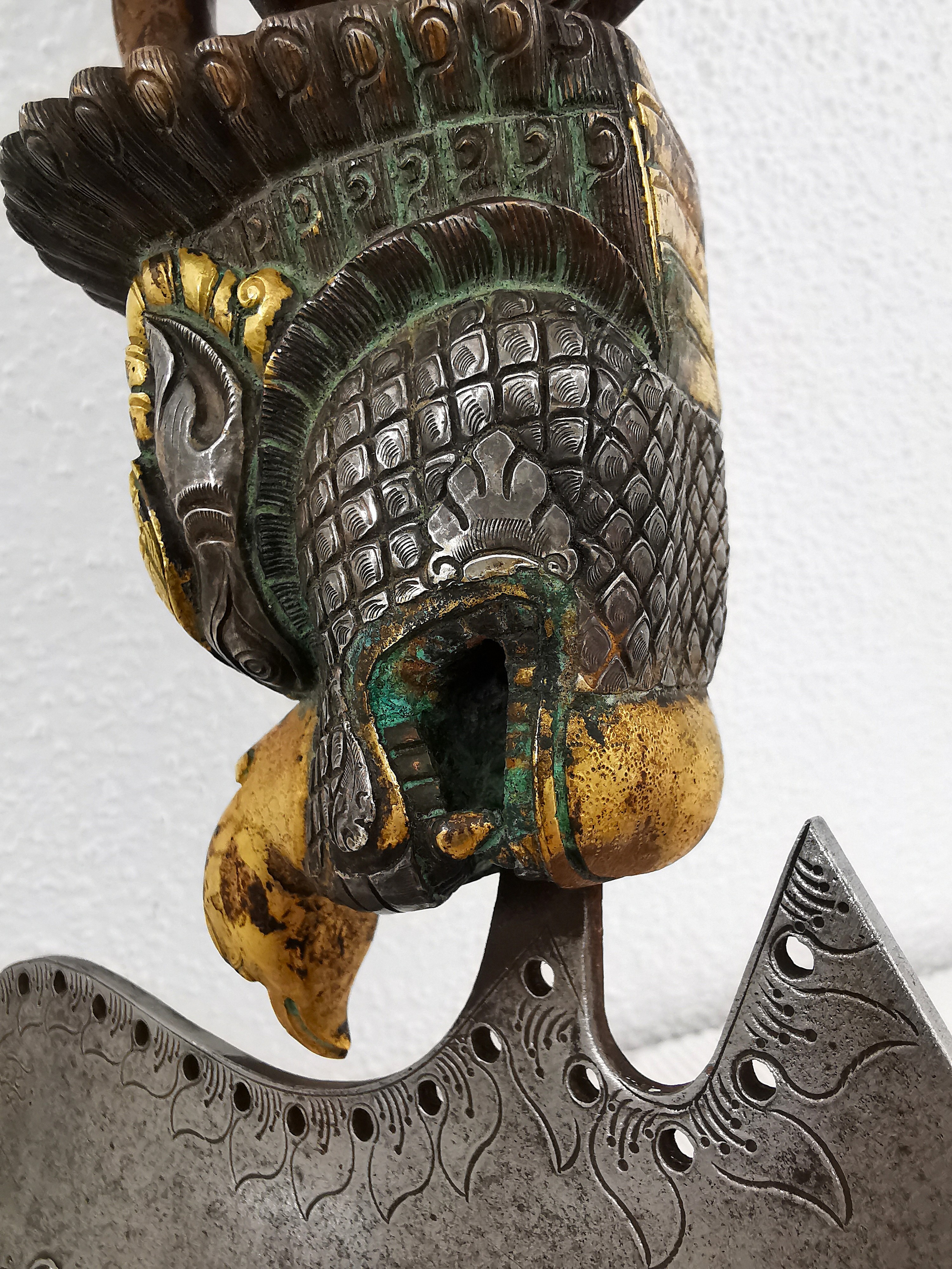 Detail h: Ritualdolch sog. Kartika, Tibet/Nepal, 19.Jh. , gelochte Eisenklinge, mit Flammen- und Drachenmotiv graviert und bezeichnet, massiver Griff aus ...