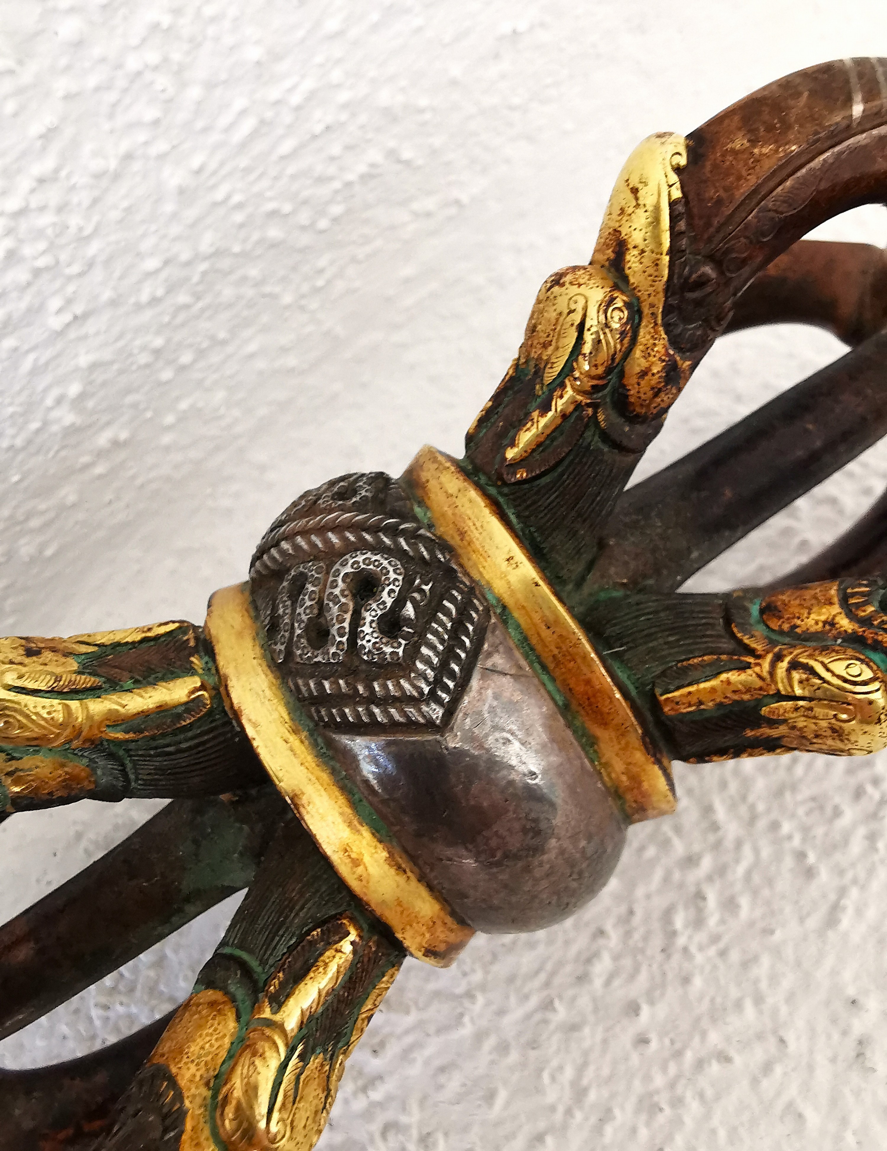 Detail i: Ritualdolch sog. Kartika, Tibet/Nepal, 19.Jh. , gelochte Eisenklinge, mit Flammen- und Drachenmotiv graviert und bezeichnet, massiver Griff aus ...