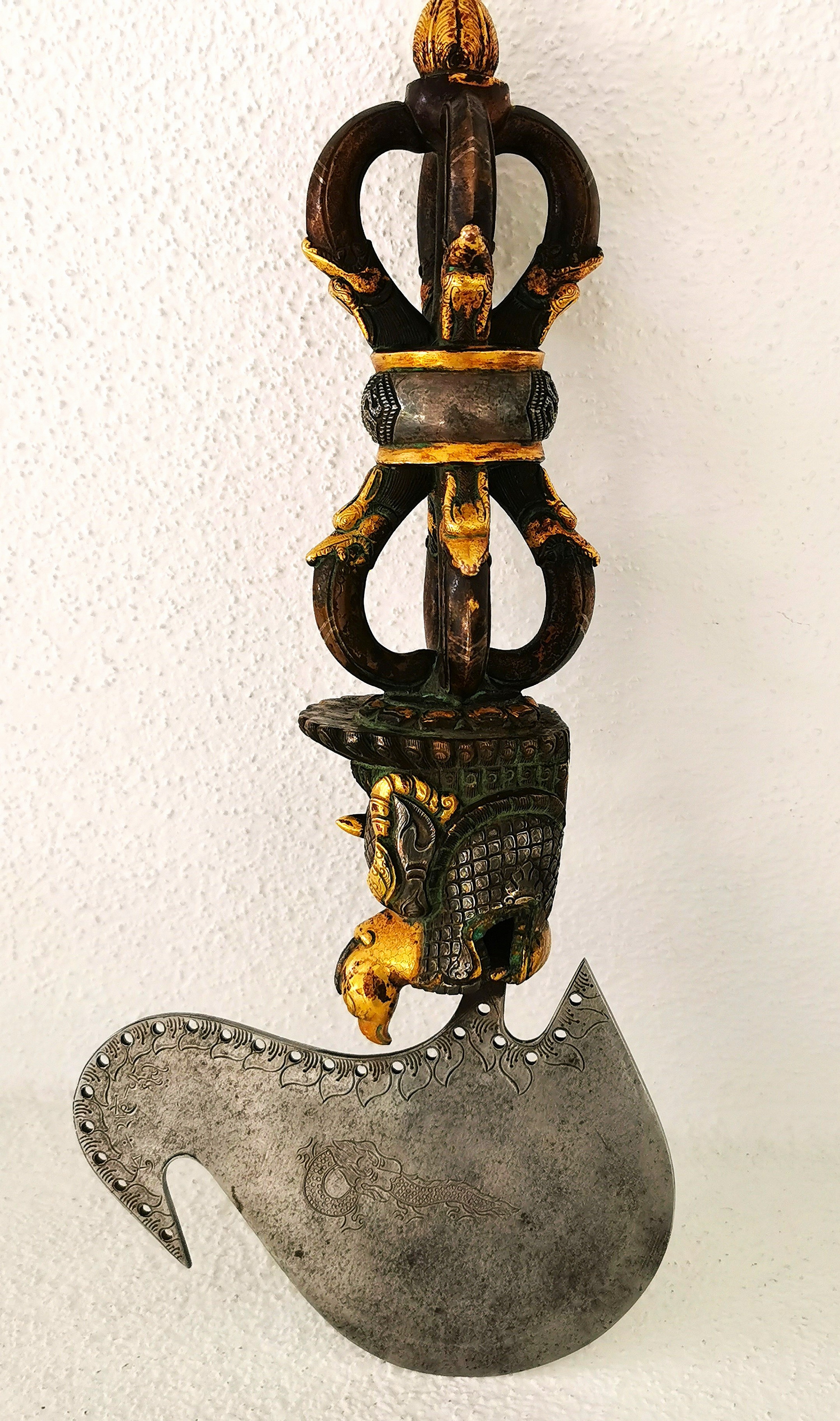 Detail j: Ritualdolch sog. Kartika, Tibet/Nepal, 19.Jh. , gelochte Eisenklinge, mit Flammen- und Drachenmotiv graviert und bezeichnet, massiver Griff aus ...