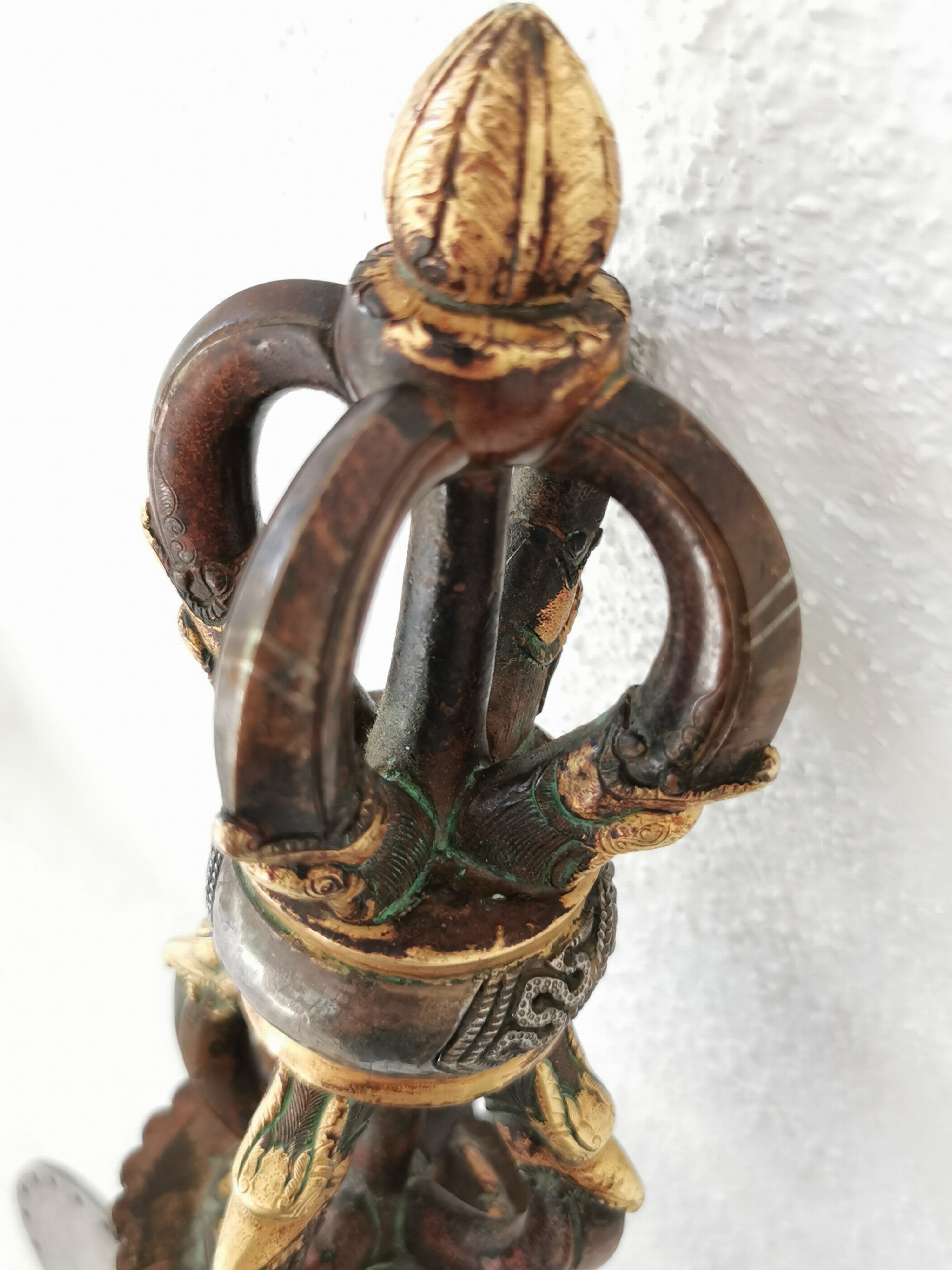 Detail k: Ritualdolch sog. Kartika, Tibet/Nepal, 19.Jh. , gelochte Eisenklinge, mit Flammen- und Drachenmotiv graviert und bezeichnet, massiver Griff aus ...