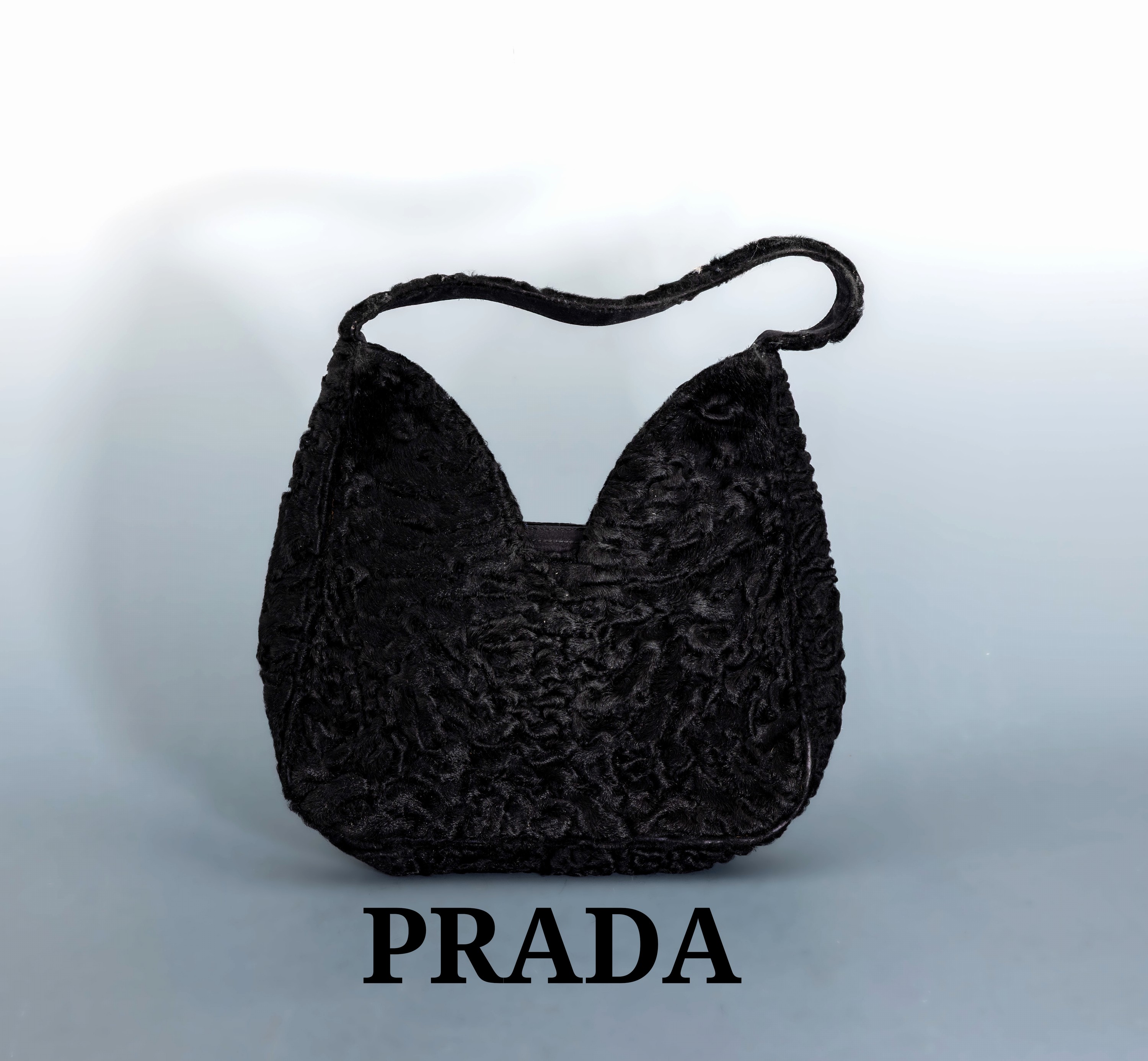Image 27116195 - PRADA Handtasche, 2000er Jahre, schwarze Hobo-Schultertasche aus gelocktem Persianer, ...