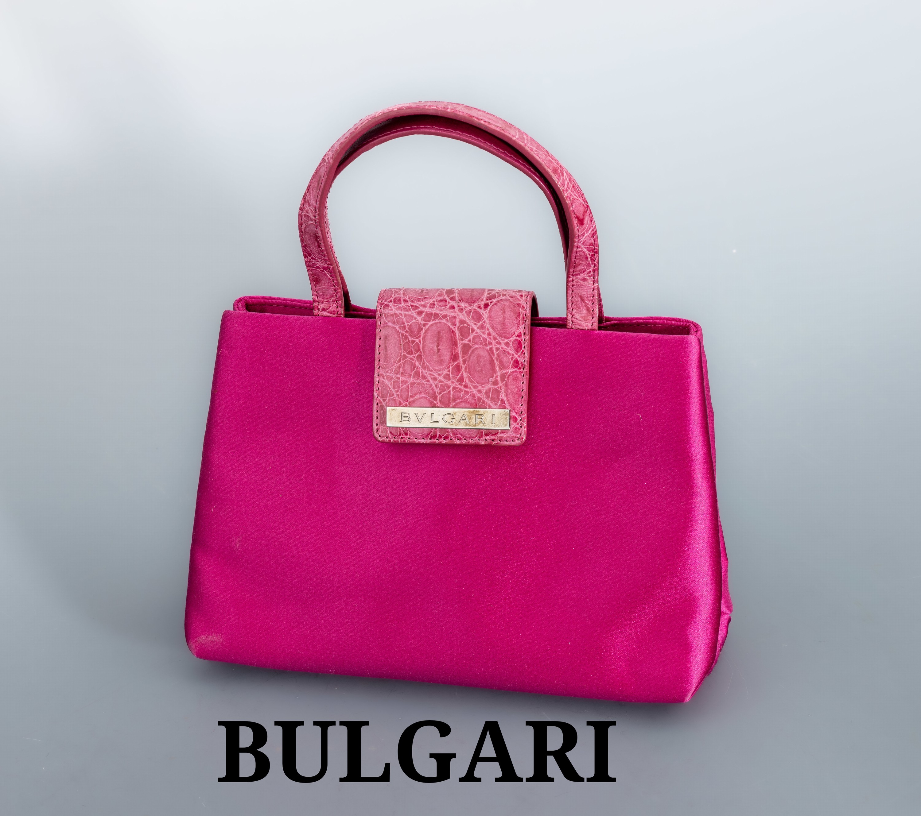Image 27116196 - BULGARI Handtasche, außen fuchsiafarb. Satin mit palladinierten Metallbeschlägen, ...