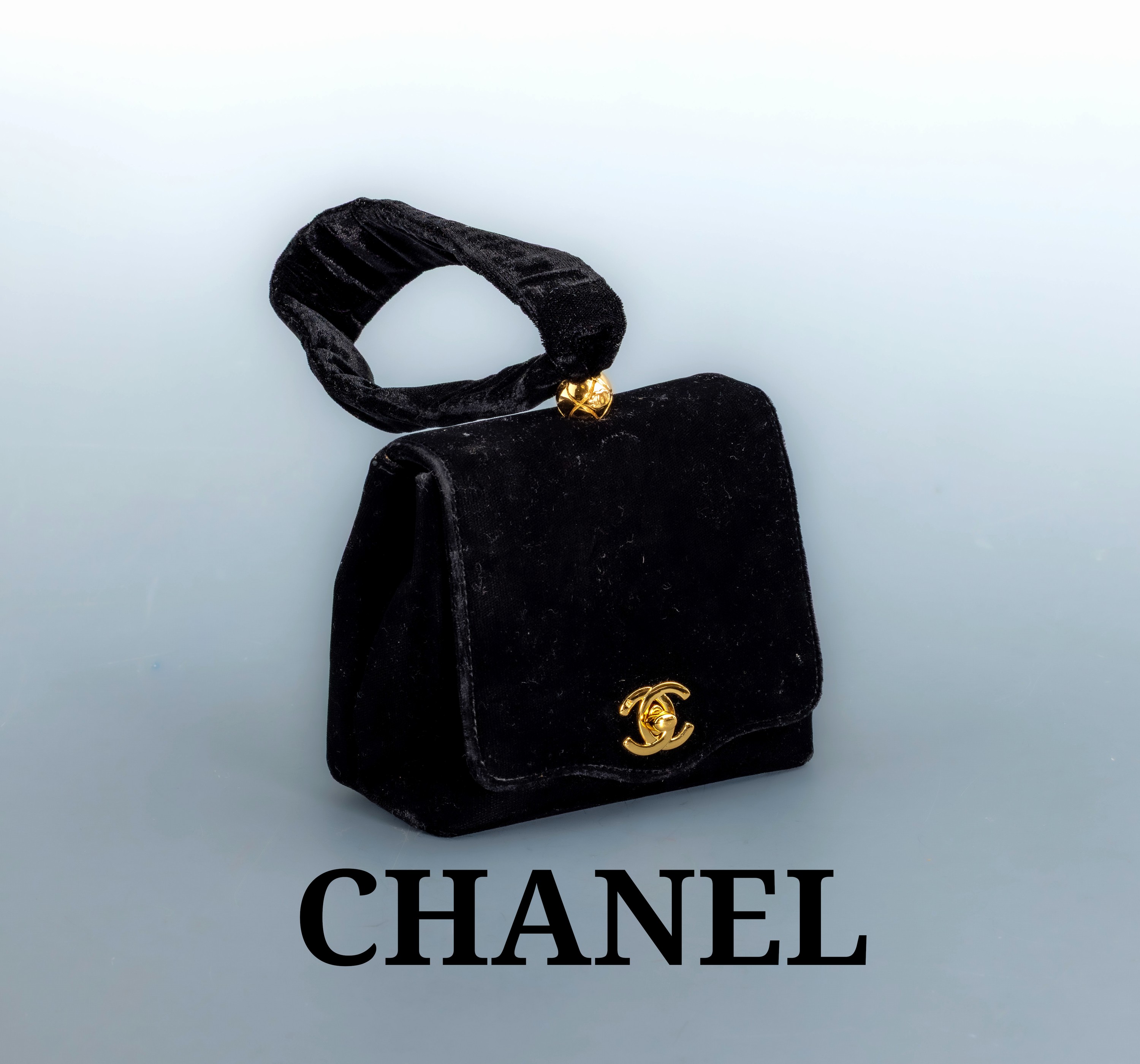 Image 27116197 - CHANEL Abendtasche, 1990er Jahre, sogn. Wristlet Pouch, schwarzes Samt, Beschläge ...