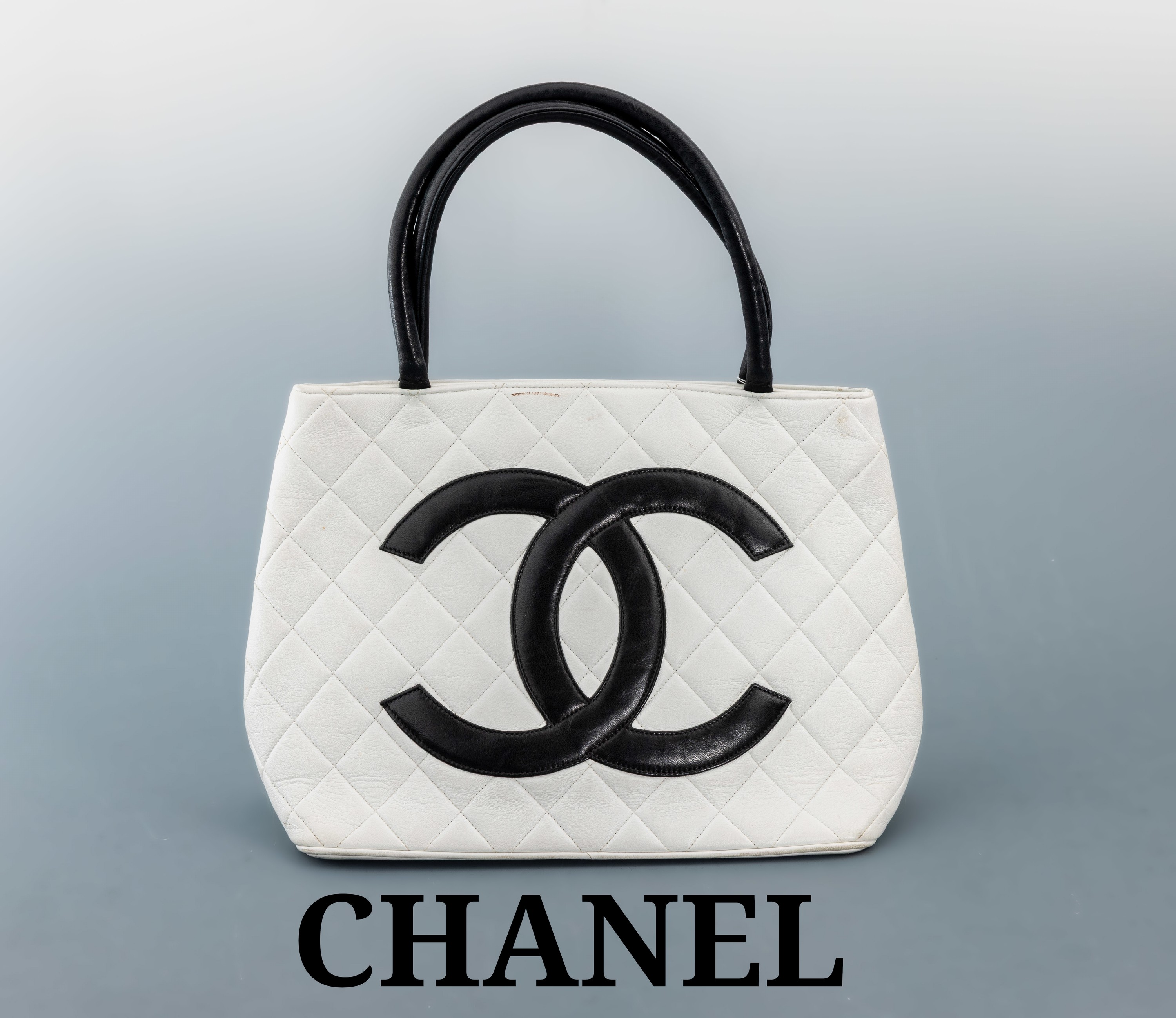 Image 27116198 - CHANEL Handtasche, weißes gestepptes Leder,aufgelegtes CC-Emblem und Tragehenkel in ...