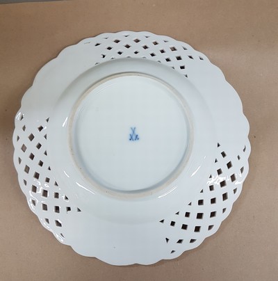 27116139f - Dessertteller, Meissen, um 1900, Knaufschwerter Porzellan, Wandung mit Durchbrucharbeit, ...