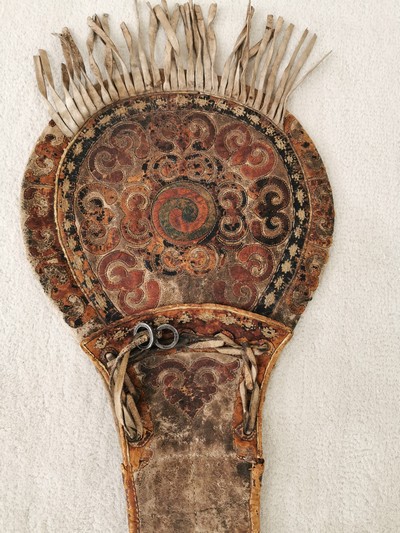 27116145c - Satteltasche aus Leder, Tibet/Mongolei, 18./19.Jh., Leder, belegt mit farbig gebeiztem ...