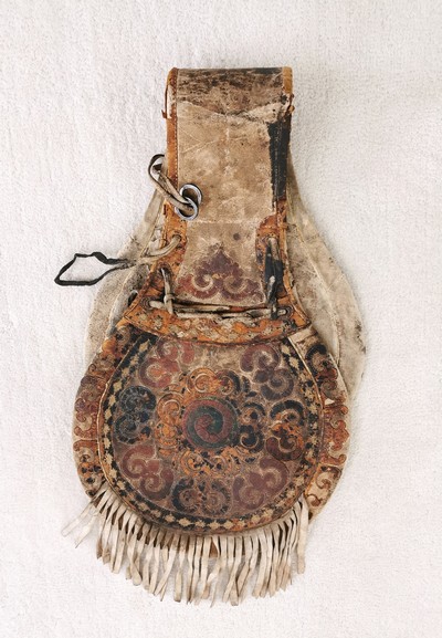 27116145e - Satteltasche aus Leder, Tibet/Mongolei, 18./19.Jh., Leder, belegt mit farbig gebeiztem ...