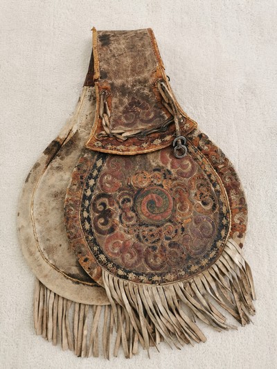 27116145f - Satteltasche aus Leder, Tibet/Mongolei, 18./19.Jh., Leder, belegt mit farbig gebeiztem ...