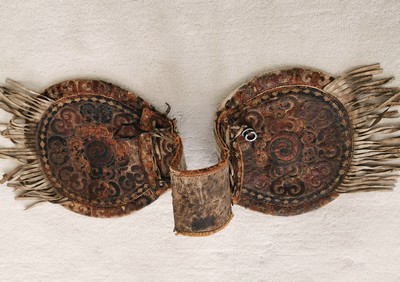 27116145g - Satteltasche aus Leder, Tibet/Mongolei, 18./19.Jh., Leder, belegt mit farbig gebeiztem ...
