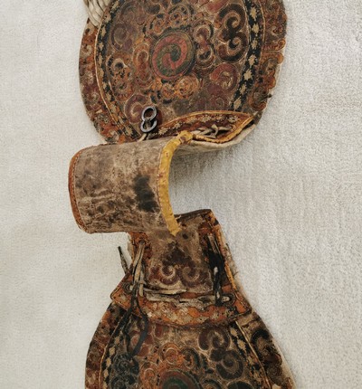 27116145h - Satteltasche aus Leder, Tibet/Mongolei, 18./19.Jh., Leder, belegt mit farbig gebeiztem ...