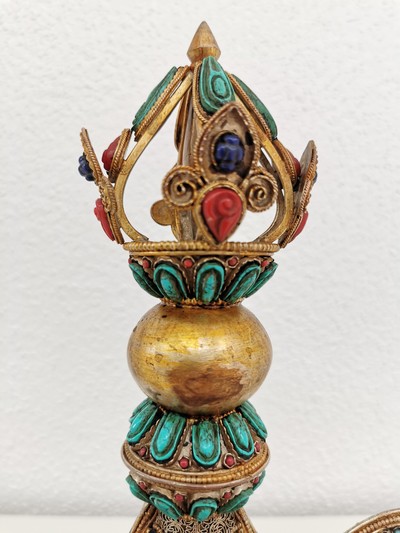 27116146b - Dekorativer Ritualdolch bzw. Kartika, Nepal, 19./20.Jh., Kupfer und wohl Bronze, gold ...
