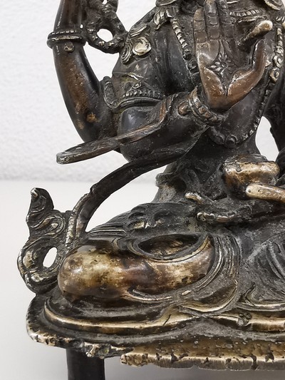 27116147h - Shadakshari Lokeshvara, Nepal/Tibet, 18./19.Jh., Bronze, vierarmige Darstellung im ...