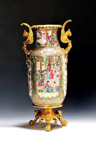 Image Famille Rose-Vase mit Bronzemonturen, China, späte Quing-Dynastie bzw. Ende 19.Jh., ...