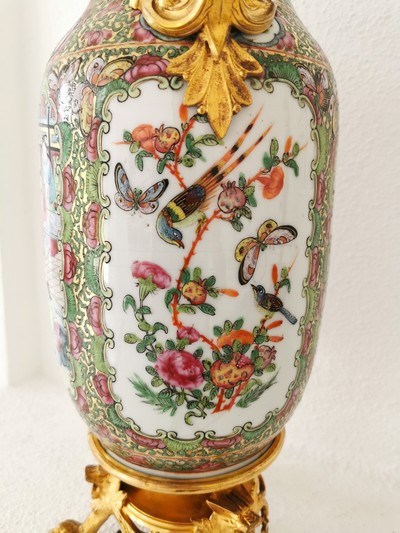 27116151a - Famille Rose-Vase mit Bronzemonturen, China, späte Quing-Dynastie bzw. Ende 19.Jh., ...