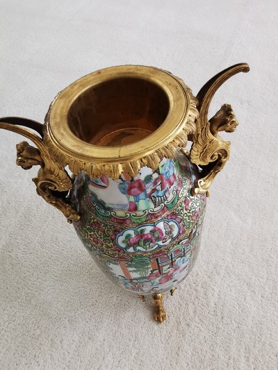 27116151e - Famille Rose-Vase mit Bronzemonturen, China, späte Quing-Dynastie bzw. Ende 19.Jh., ...