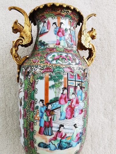 27116151f - Famille Rose-Vase mit Bronzemonturen, China, späte Quing-Dynastie bzw. Ende 19.Jh., ...
