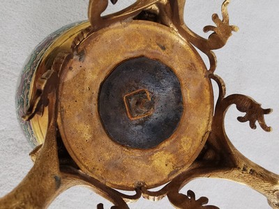 27116151g - Famille Rose-Vase mit Bronzemonturen, China, späte Quing-Dynastie bzw. Ende 19.Jh., ...
