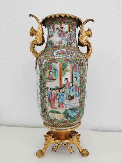 27116151i - Famille Rose-Vase mit Bronzemonturen, China, späte Quing-Dynastie bzw. Ende 19.Jh., ...