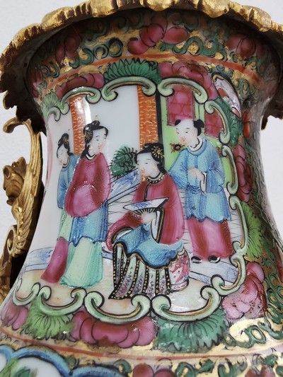 27116151l - Famille Rose-Vase mit Bronzemonturen, China, späte Quing-Dynastie bzw. Ende 19.Jh., ...