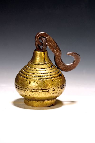Image Gegengewicht aus Bronze, wohl Tibet, 17./18.Jh., Bronze gefüllt, Eisenhaken ...