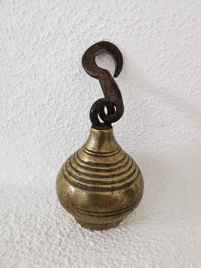 27116153b - Gegengewicht aus Bronze, wohl Tibet, 17./18.Jh., Bronze gefüllt, Eisenhaken ...