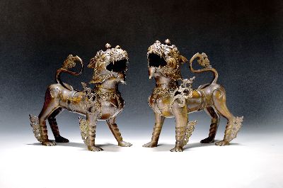 Image Tempellöwen-Paar aus Bronze, Nepal, 19.Jh., Bronze, vollplastisch, männliches und ...