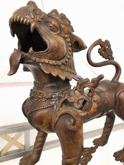 27116154d - Tempellöwen-Paar aus Bronze, Nepal, 19.Jh., Bronze, vollplastisch, männliches und ...