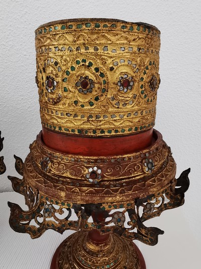 27116156b - Paar Ritualgefässe, Burma, 19./20.Jh., Holz, Rotlack und gold gefasst, eingefasst ...