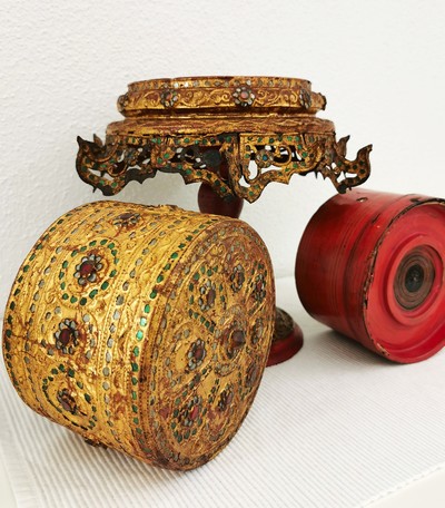 27116156d - Paar Ritualgefässe, Burma, 19./20.Jh., Holz, Rotlack und gold gefasst, eingefasst ...