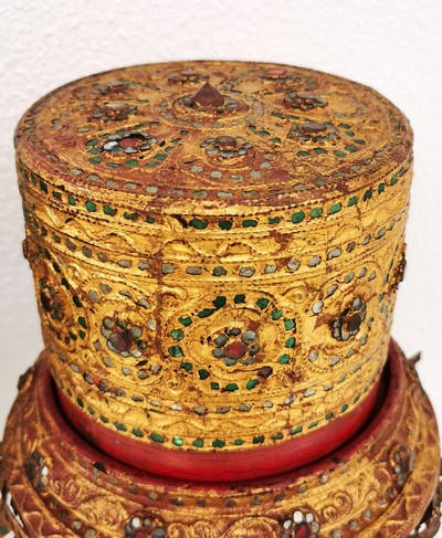 27116156f - Paar Ritualgefässe, Burma, 19./20.Jh., Holz, Rotlack und gold gefasst, eingefasst ...